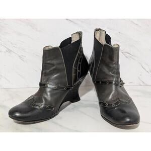 Dione Women's Gray & Black Solid Almond Toe Leather Bootie Size 4
